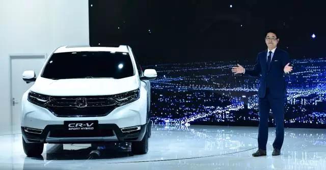作為全球最暢銷的SUV， CR-V創(chuàng)造了無數(shù)個(gè)奇跡。撇開全球不說，從2004年CR-V被引進(jìn)到中國市場以來，就開拓了城市SUV市場，開啟了國內(nèi)高品質(zhì)SUV生活潮流。進(jìn)取之路永不停止，就在此次上海車展期間，東風(fēng)本田CR-V也終于迎來了全新?lián)Q代，實(shí)現(xiàn)了從內(nèi)到外的全面革新。