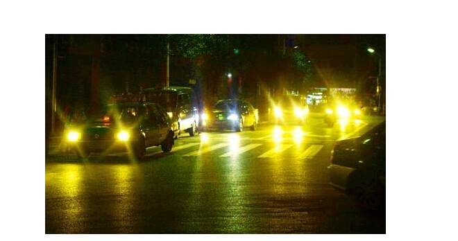 夜晚開(kāi)車，小心穿了隱身衣的黑衣女子，會(huì)吃人！