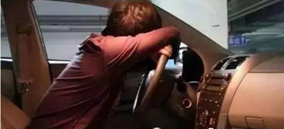 為什么很多人喜歡獨自坐在車?yán)锇l(fā)呆？